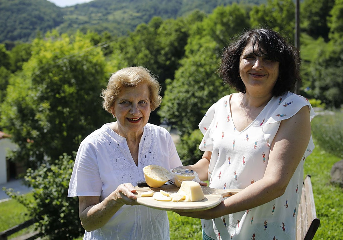Marigel Álvarez y Natalia Lobeto, madre e hija, con unas piezas de queso Casín.