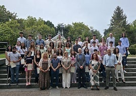 Los alumnos posaron junto a la Corporación municipal en la Casa de Cultura de Avilés.