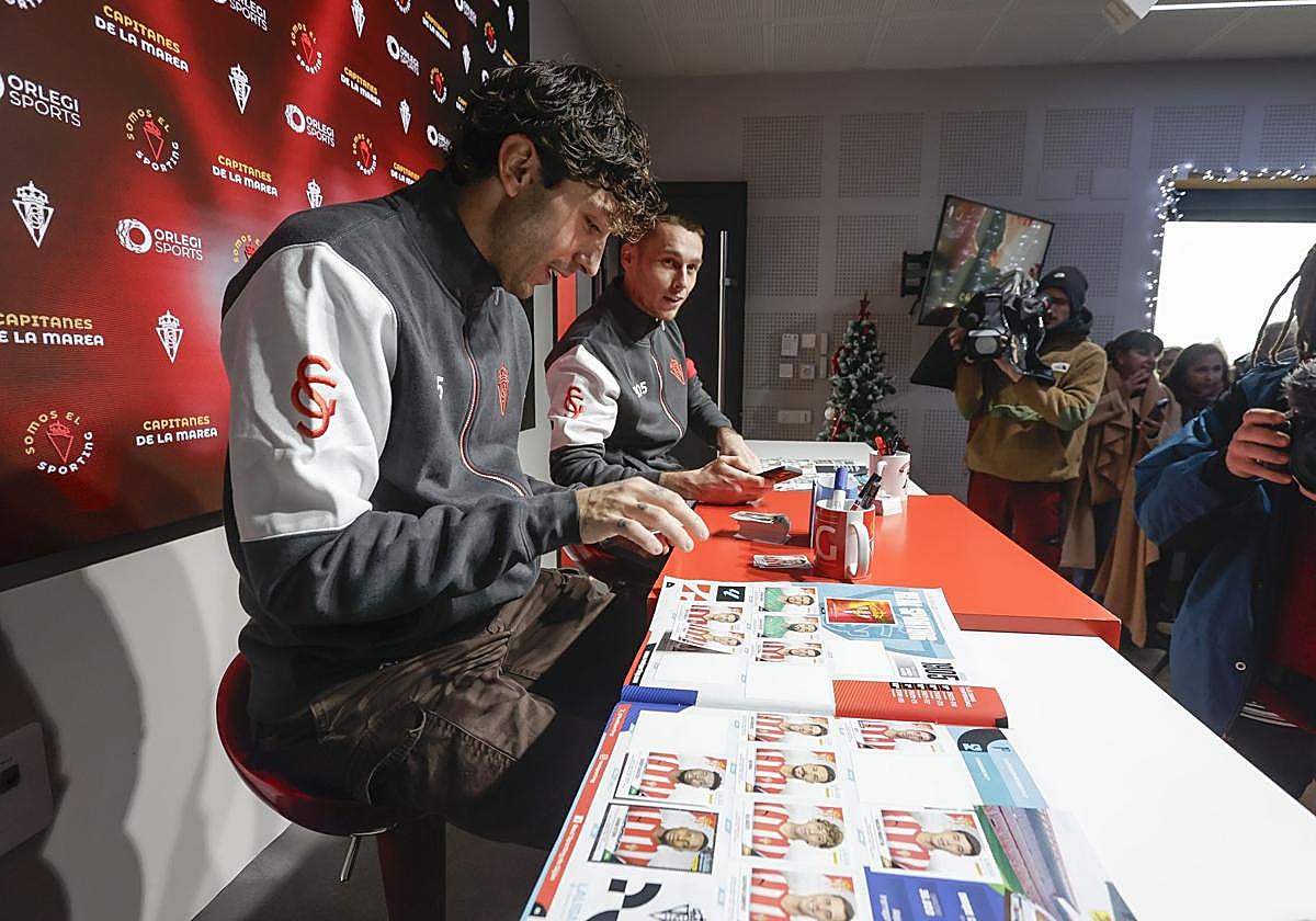 Gelabert y Dubasin, en un acto con niños cambiando cromos. Falta Gaspar.