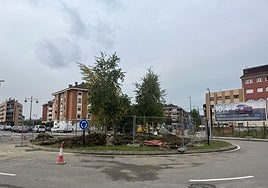La glorieta de la avenida de Viella, en la confluencia con la de La Constitución, totalmente levantada para la ampliación del colector.