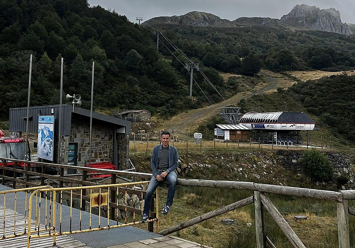 May Peus, presidente de la Federación Española de Deportes de Invierno, en la estación allerana