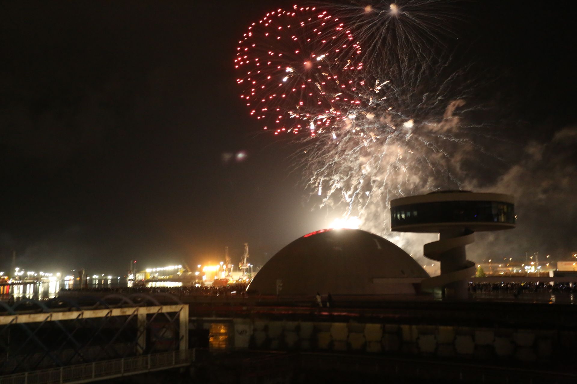 La pólvora resiste al agua: las mejores fotos de los fuegos artificiales de Avilés