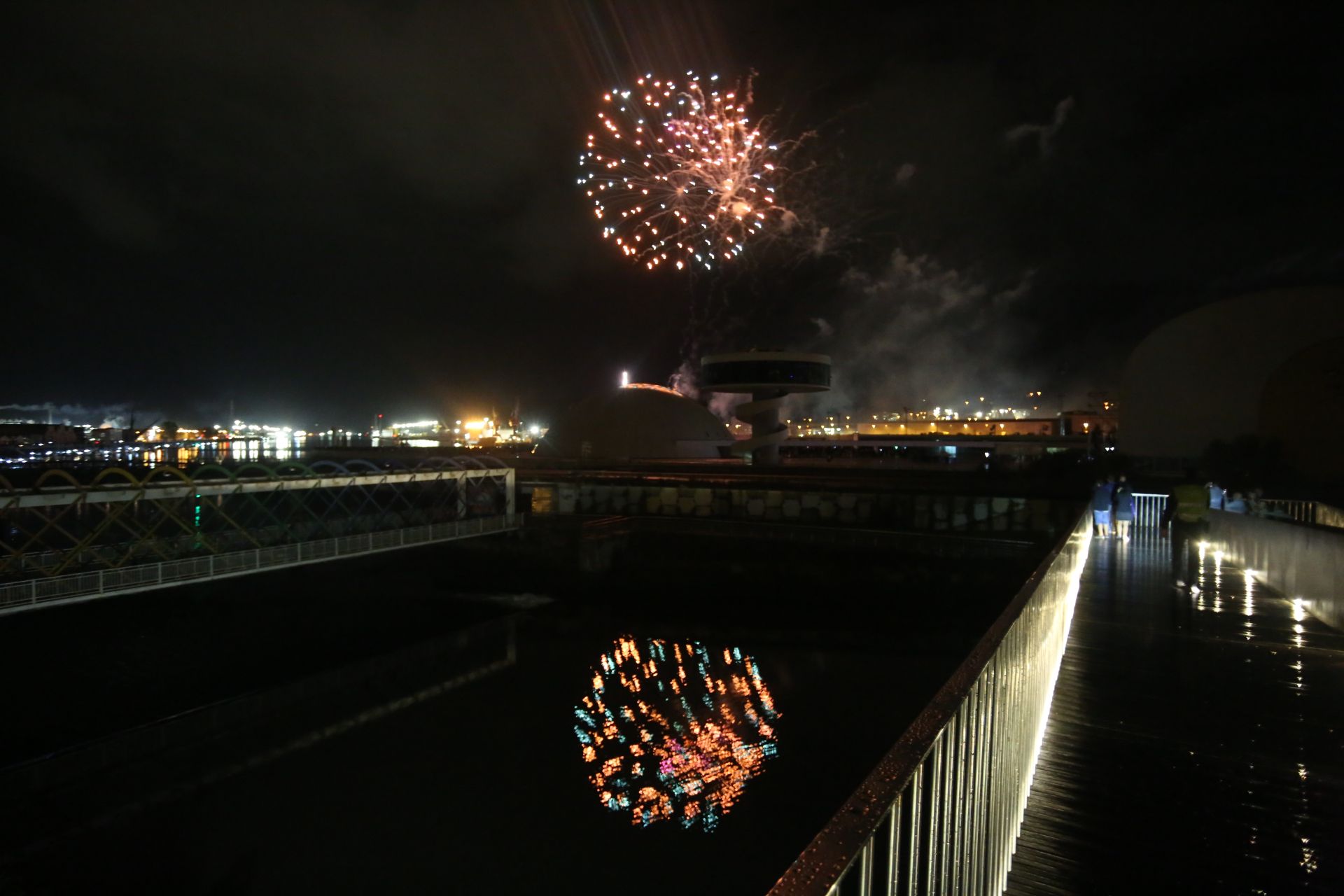 La pólvora resiste al agua: las mejores fotos de los fuegos artificiales de Avilés