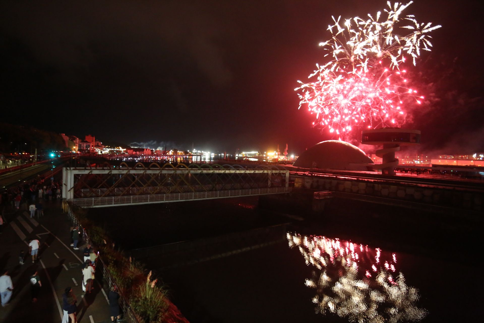 La pólvora resiste al agua: las mejores fotos de los fuegos artificiales de Avilés