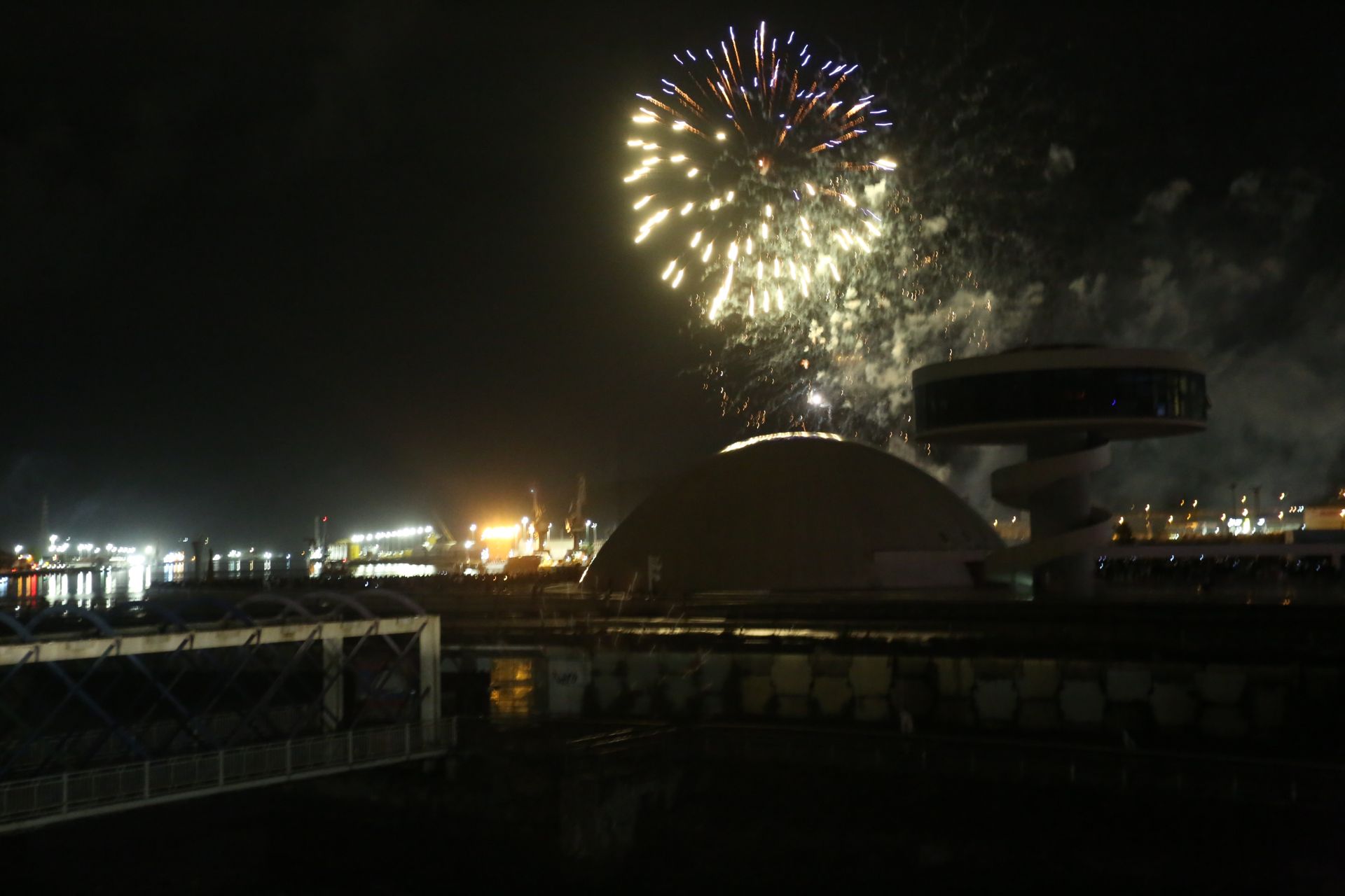 La pólvora resiste al agua: las mejores fotos de los fuegos artificiales de Avilés