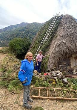 Imagen - Una vecina de La Pornacal y su marido se lamentan de la pérdida de pastos por el incendio, durante una pausa de su labor de reteitado.