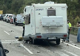 Estado en el que quedó la autocaravana accidentada en la autopista 'Y' cerca del viaducto de Somonte en sentido Gijón.