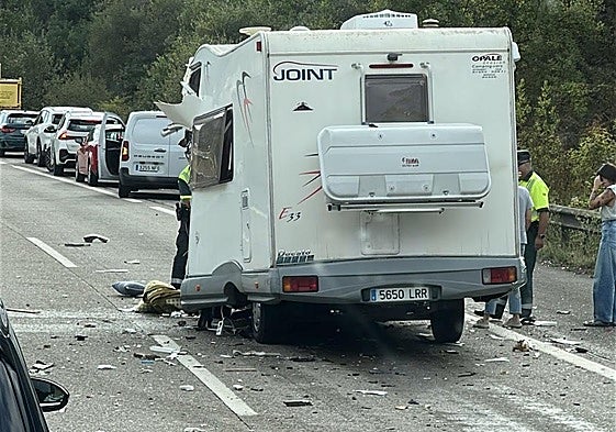 Estado en el que quedó la autocaravana accidentada en la autopista 'Y' cerca del viaducto de Somonte en sentido Gijón.