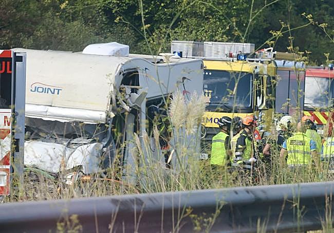 Efectivos de emergencia en el lugar del accidente.