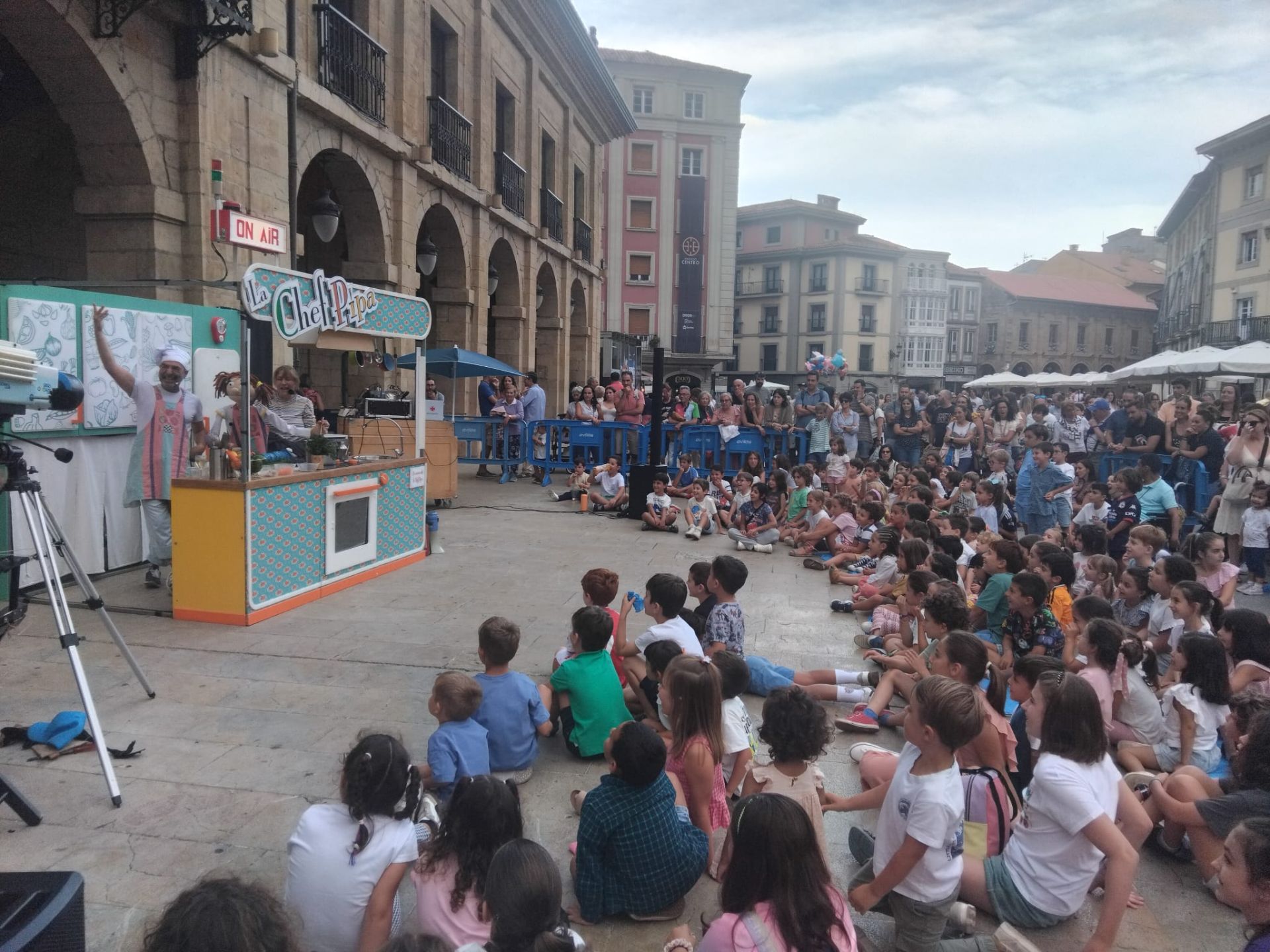 Multitud de niós y familias se congregaron en la plaza de España para disfrutar del Chef Pipa