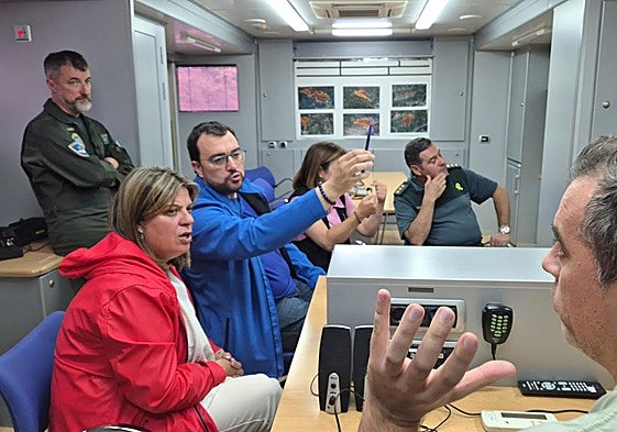 El presidente del Principado, en el puesto de mando avanzado instalado en Ibias para coordinar las labores de extinción del incendio que obligó a evacuar dos pueblos en este concejo.