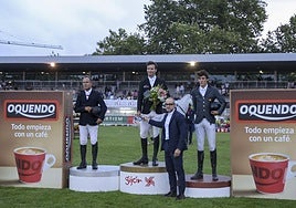 El CEO de Oquendo, Juan Díaz, entrega el galardón al portugués Rodrigo Giesteira, ganador de la prueba grande de la jornada de ayer.