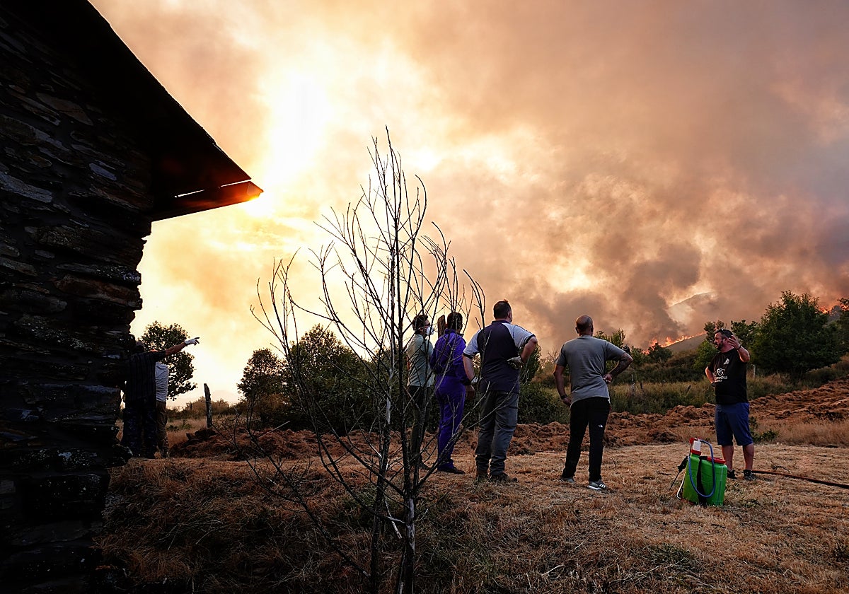 Vecinos observan el fuego en la zona de Degaña.