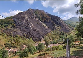 La montaña, totalmente calcinada, en Perlunes (Somiedo).