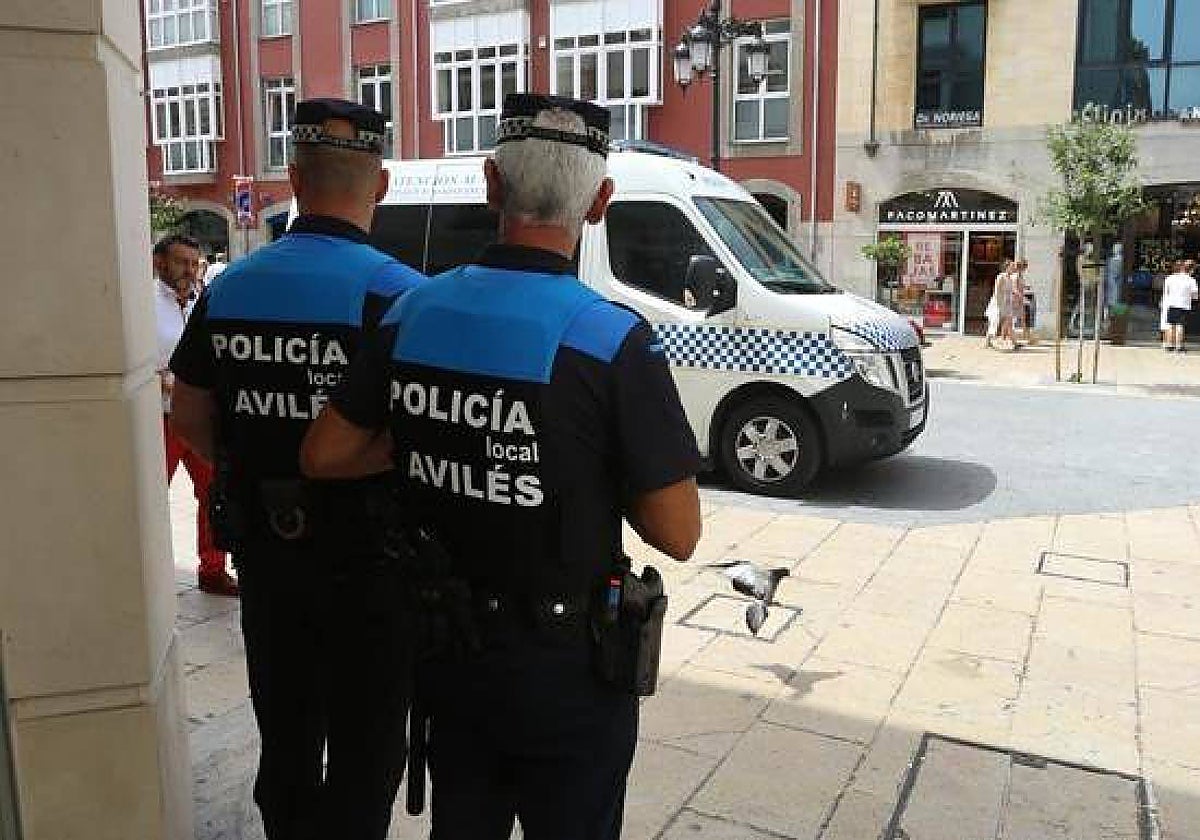 El herido fue atendido en un primer momento por la Policía Local de Avilés.