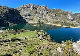 Con partida y regreso en el Albergue de Saliencia el plan para el domingo 31 de agosto es completo: una ruta de media jornada, disfrutar de una buena comida casera tras la caminata y, para rematar, sesión descanso y tardeo en la terraza del albergue montañero.