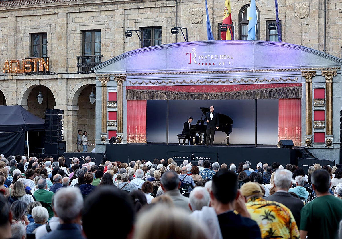 La plaza de España de Avilés se abarrotó de público para disfrutar del espectáculo del Teatro Real.