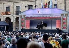 La plaza de España de Avilés se abarrotó de público para disfrutar del espectáculo del Teatro Real.