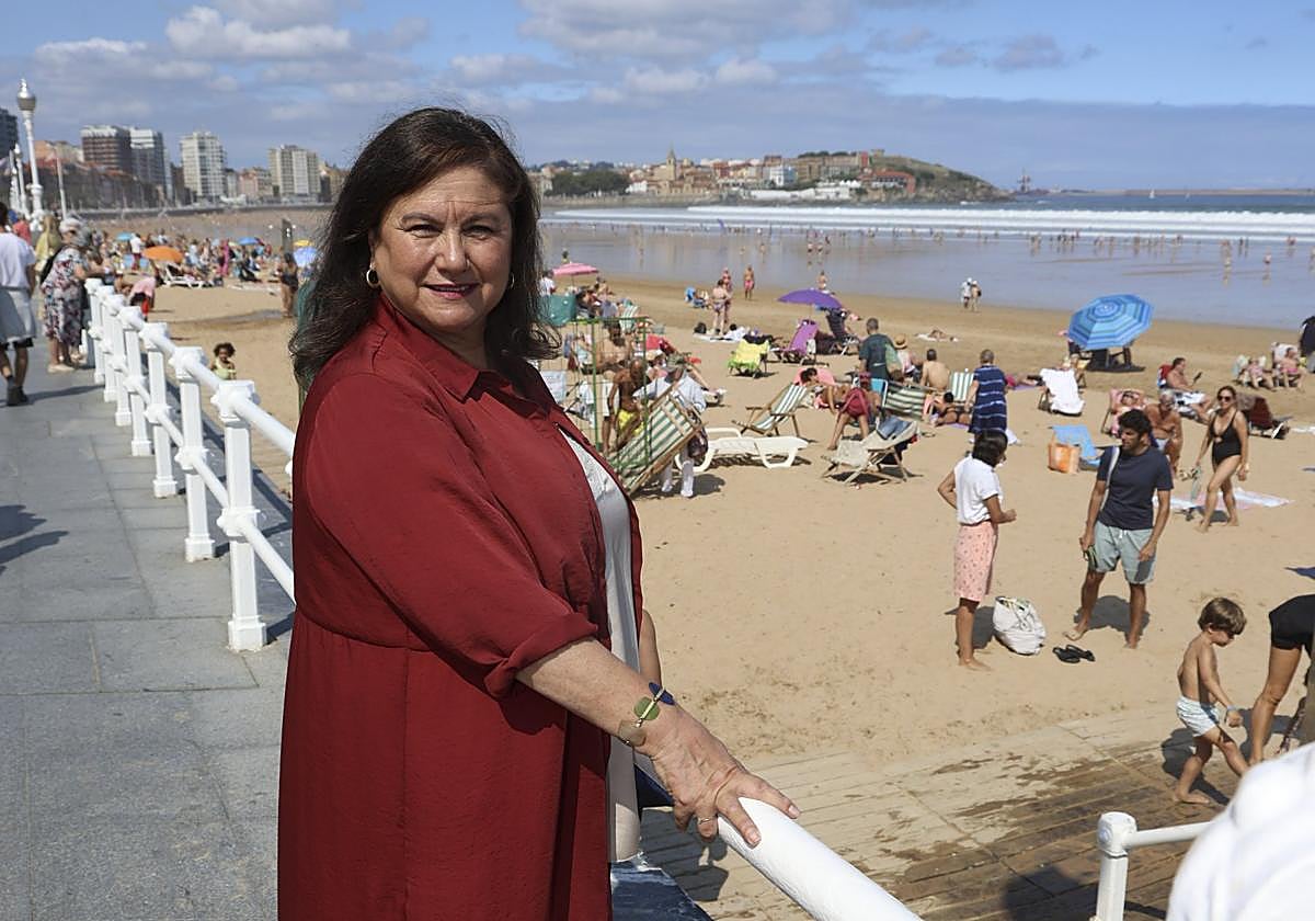 La Jefa de Salvamento de Gijón en la playa de San Lorenzo.