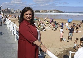 La Jefa de Salvamento de Gijón en la playa de San Lorenzo.