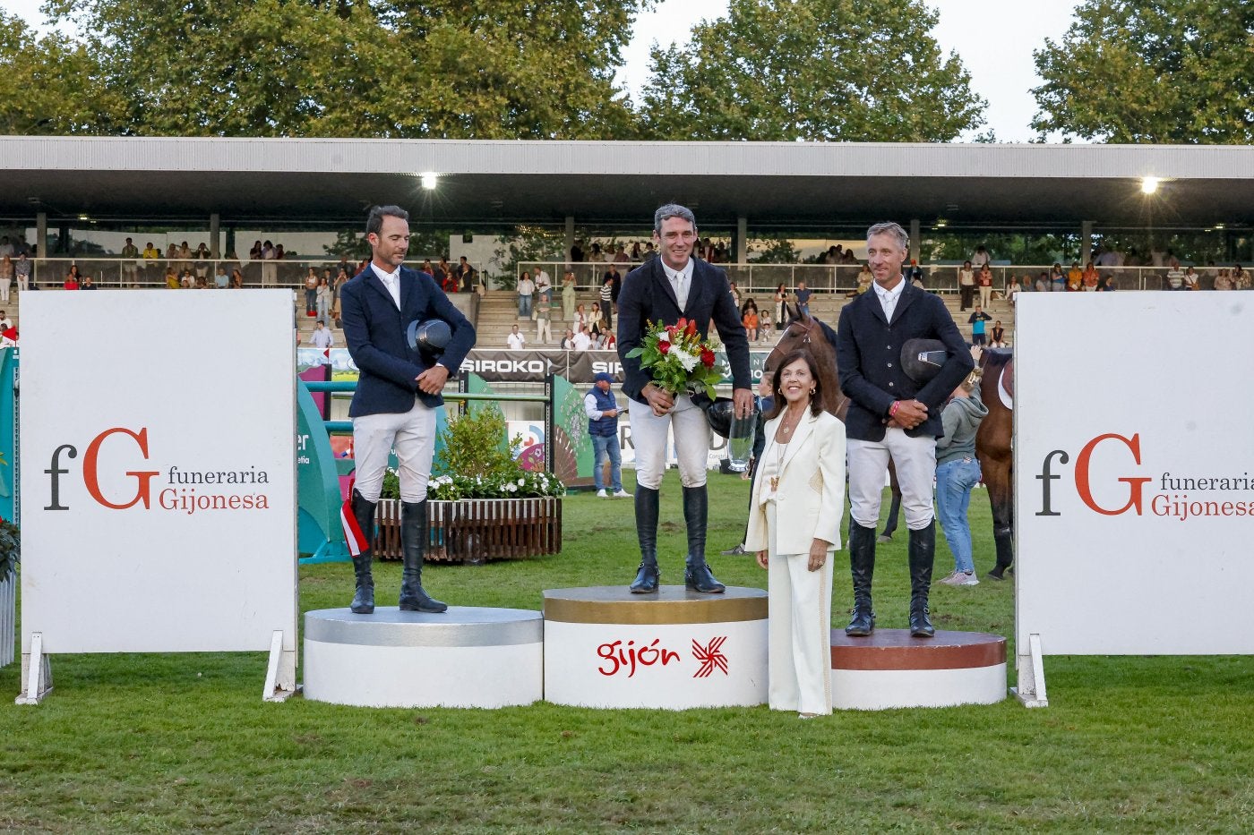 El podio con los tres primeros en la prueba grande que cerraba la jornada y que estaba patrocinada por Funeraria Gijonesa.