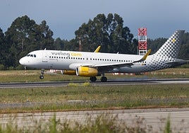 Una aeronave de Vueling, en la pista del aeropuerto de Asturias.