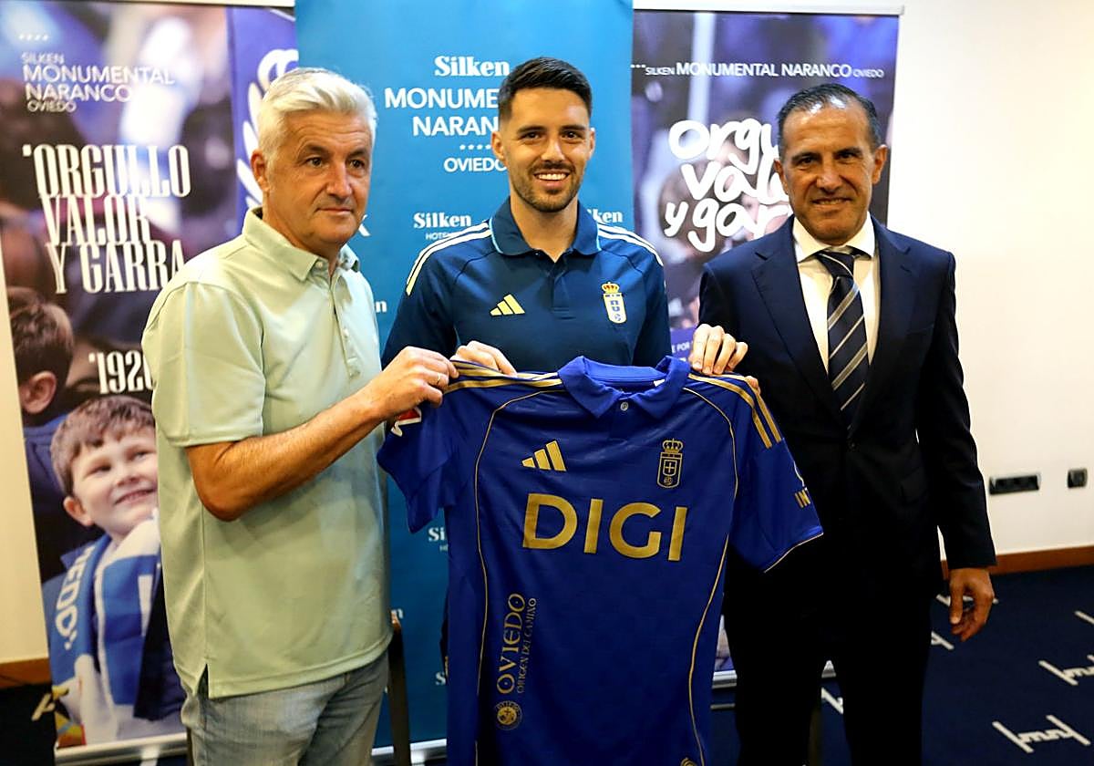 Roberto Suárez, director deportivo del Real Oviedo, Josip Brekalo y Ángel Zubizarreta, director del Hotel Monumental Naranco.