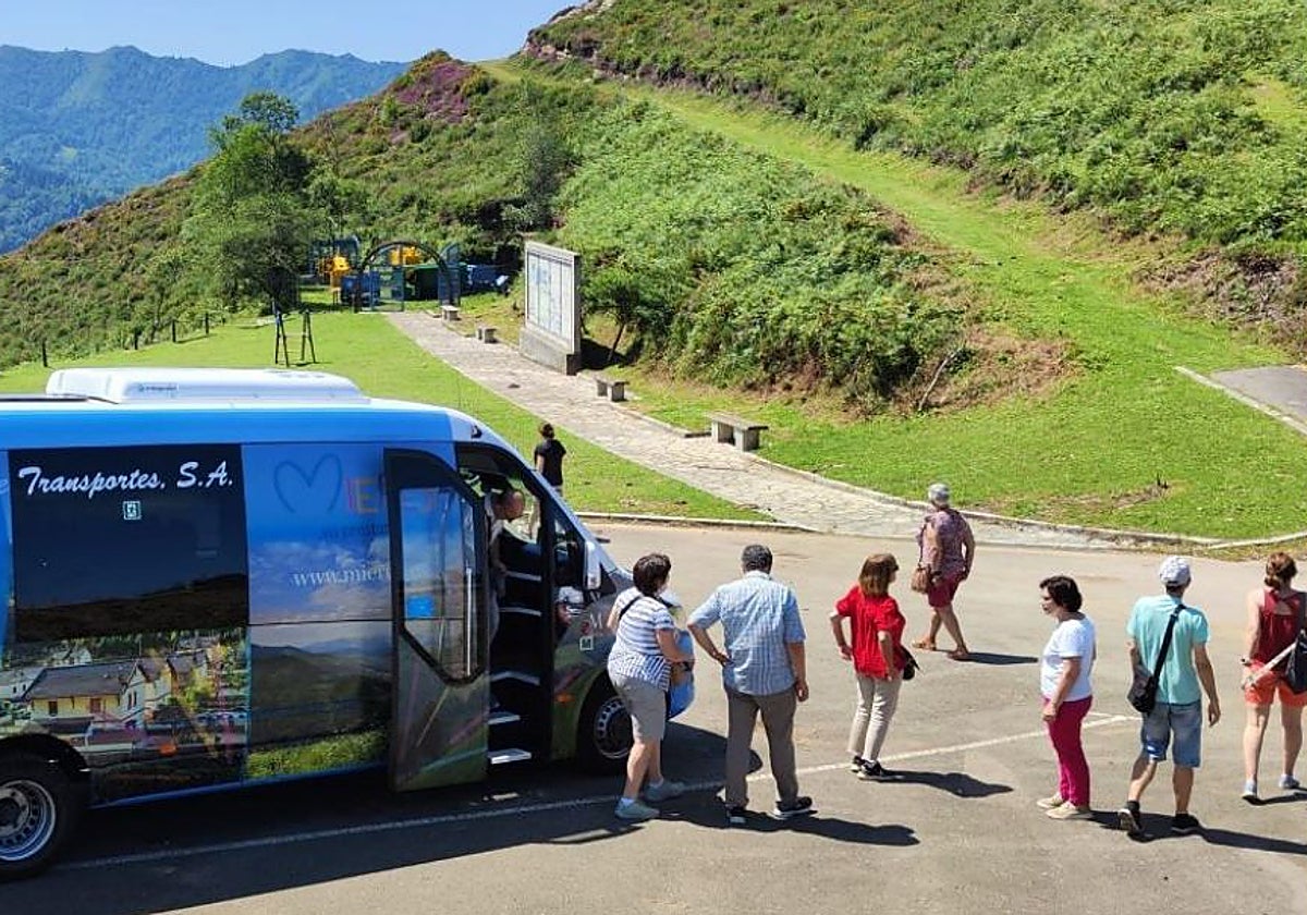 Visitantes en el autobús turístico de Mieres.