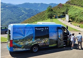 Visitantes en el autobús turístico de Mieres.