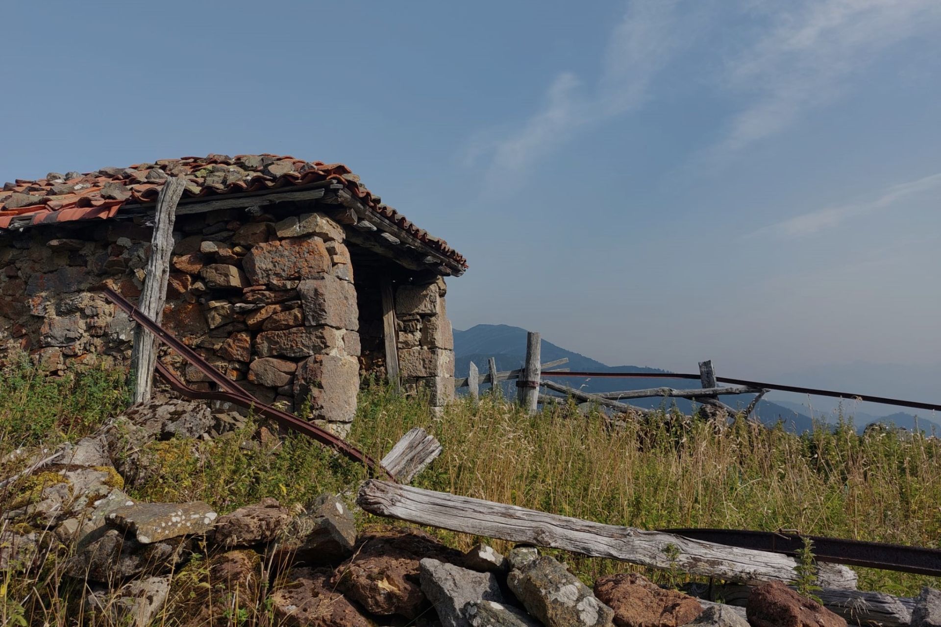 Imagen principal - La ermita de Trobaniello no es el único rincón con magia que visita esta ruta: los bosques profundos de hayas y las majadas de pastores también son una maravilla.