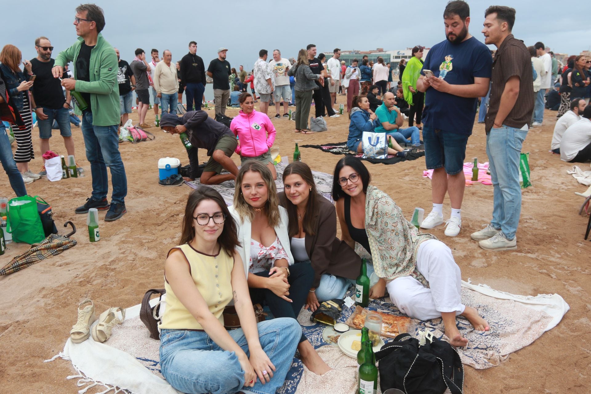 Gijón vuelve a batir el récord de escanciado simultáneo de sidra