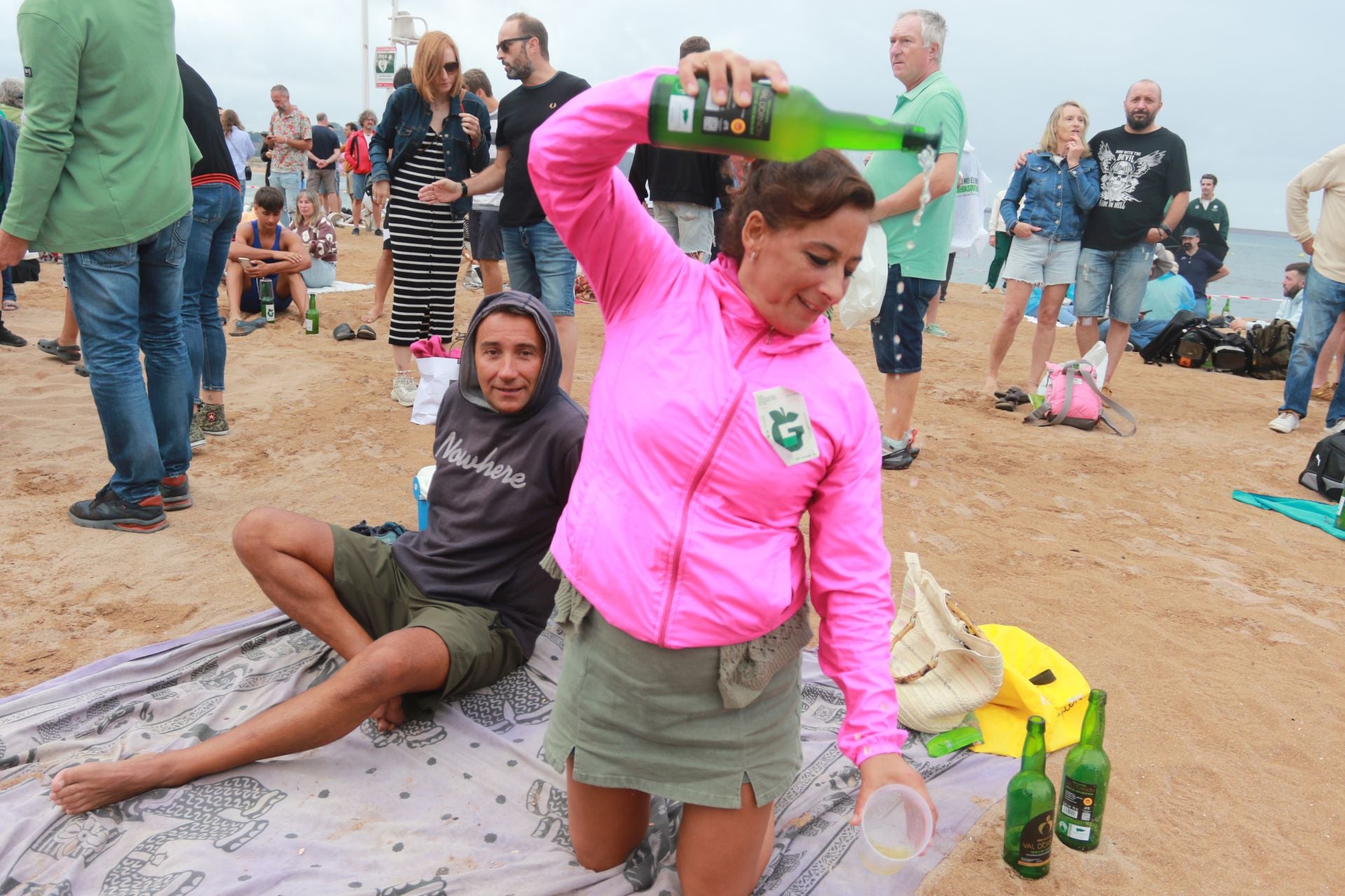 Gijón vuelve a batir el récord de escanciado simultáneo de sidra