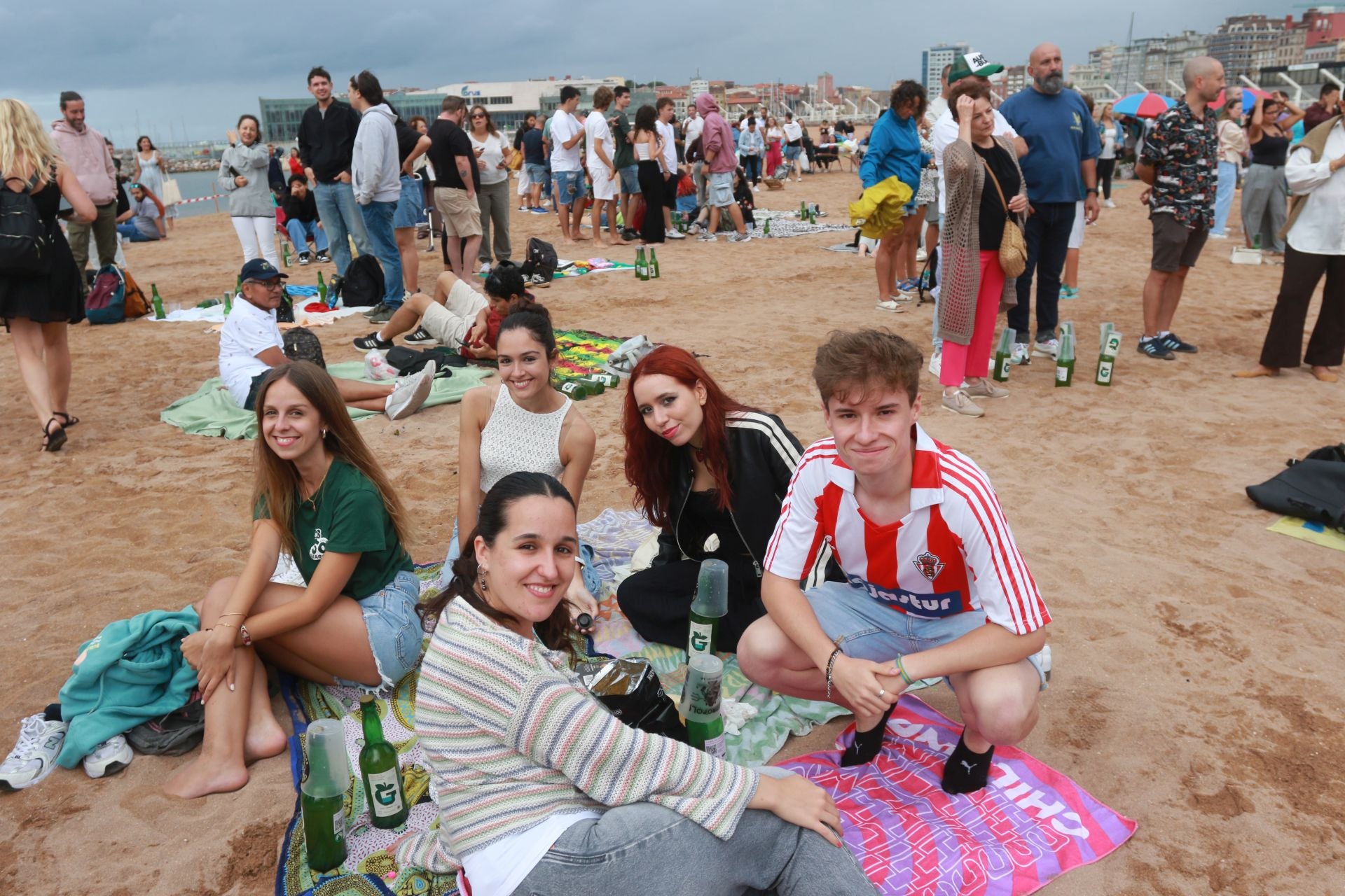 Gijón vuelve a batir el récord de escanciado simultáneo de sidra