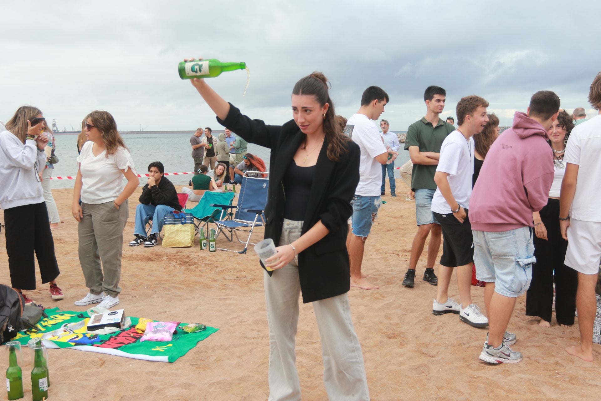 Gijón vuelve a batir el récord de escanciado simultáneo de sidra