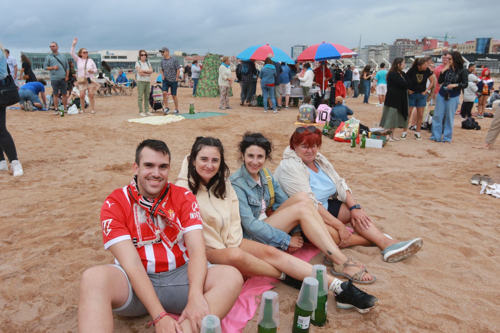 Gijón vuelve a batir el récord de escanciado simultáneo de sidra