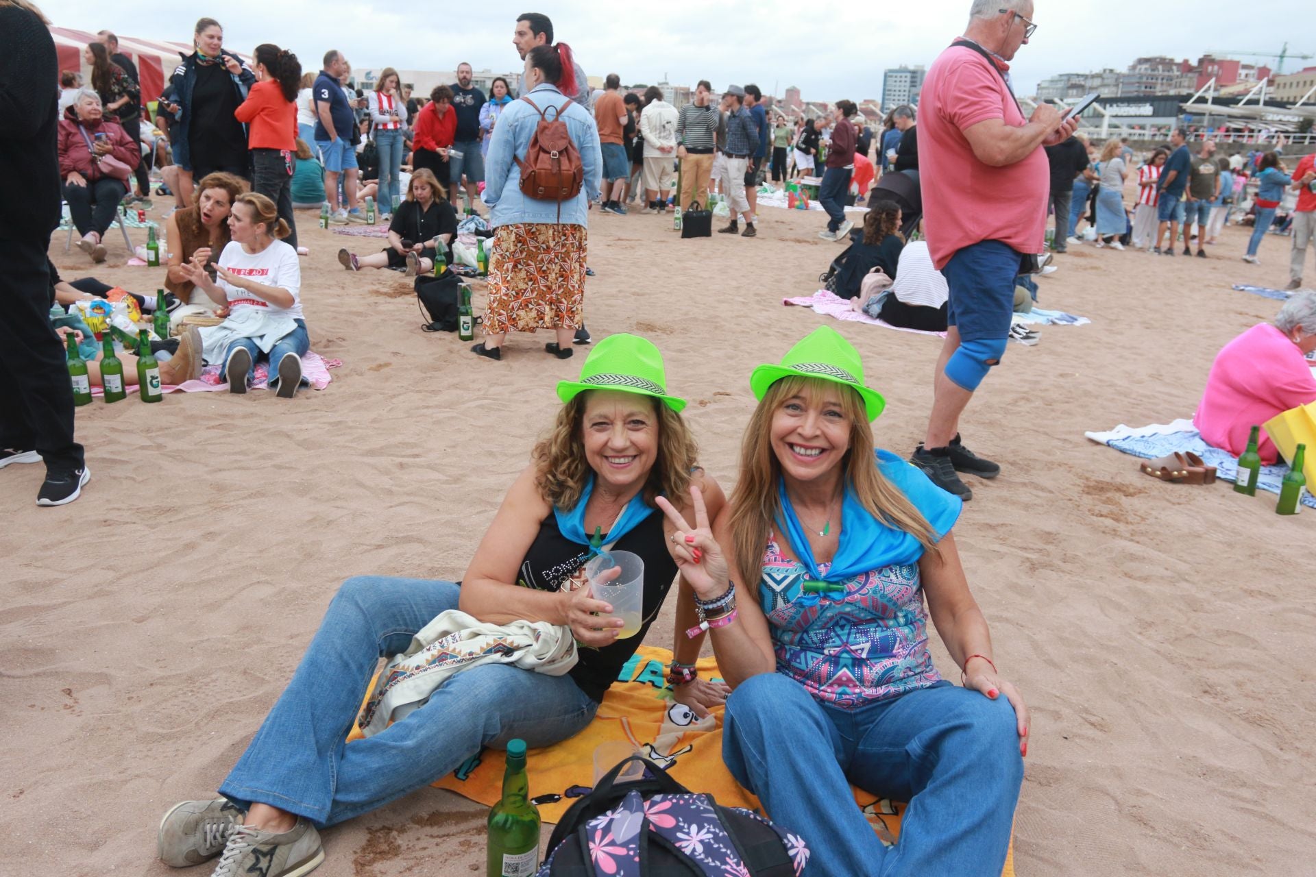 Gijón vuelve a batir el récord de escanciado simultáneo de sidra