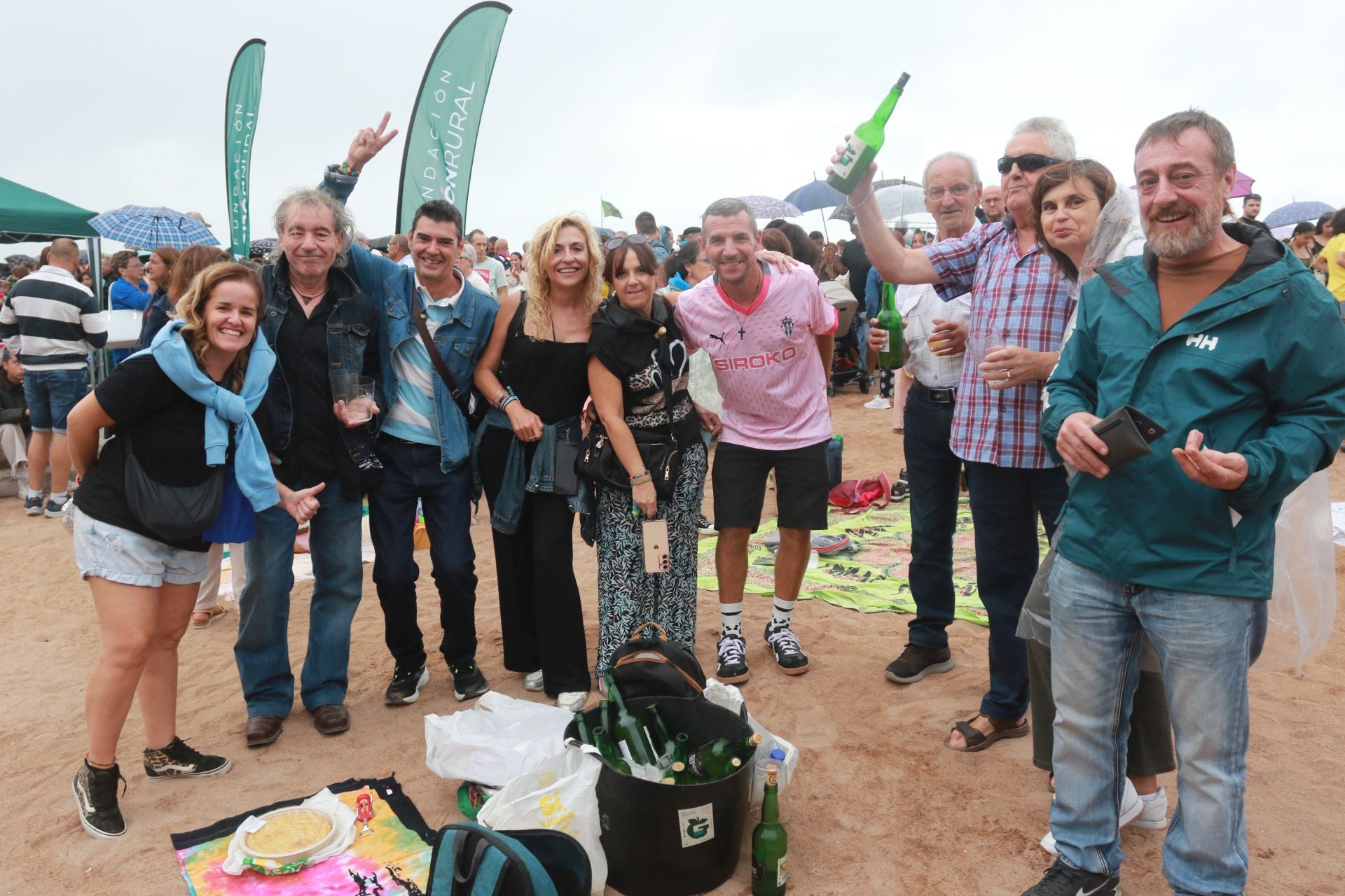 Gijón vuelve a batir el récord de escanciado simultáneo de sidra