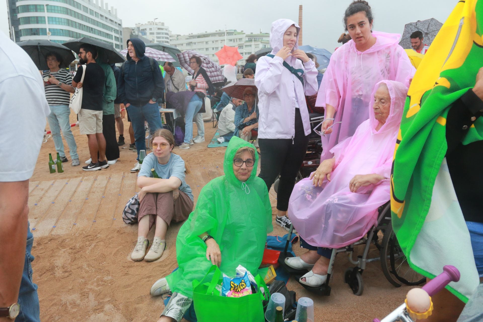 Gijón vuelve a batir el récord de escanciado simultáneo de sidra