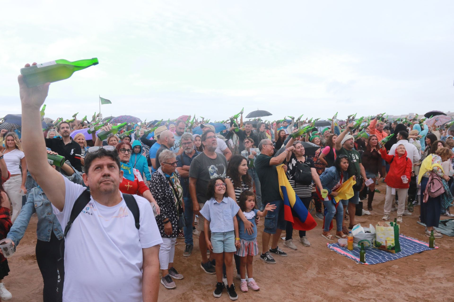 Gijón vuelve a batir el récord de escanciado simultáneo de sidra