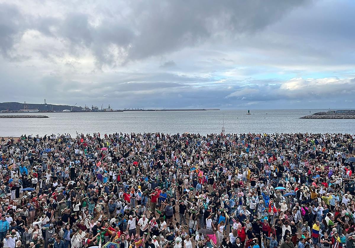 Y Gijón volvió a conseguir un escanciado simultáneo de sidra de récord