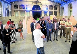 Expertos explican a los presentes en la visita como son las experiencias del festival LINK.