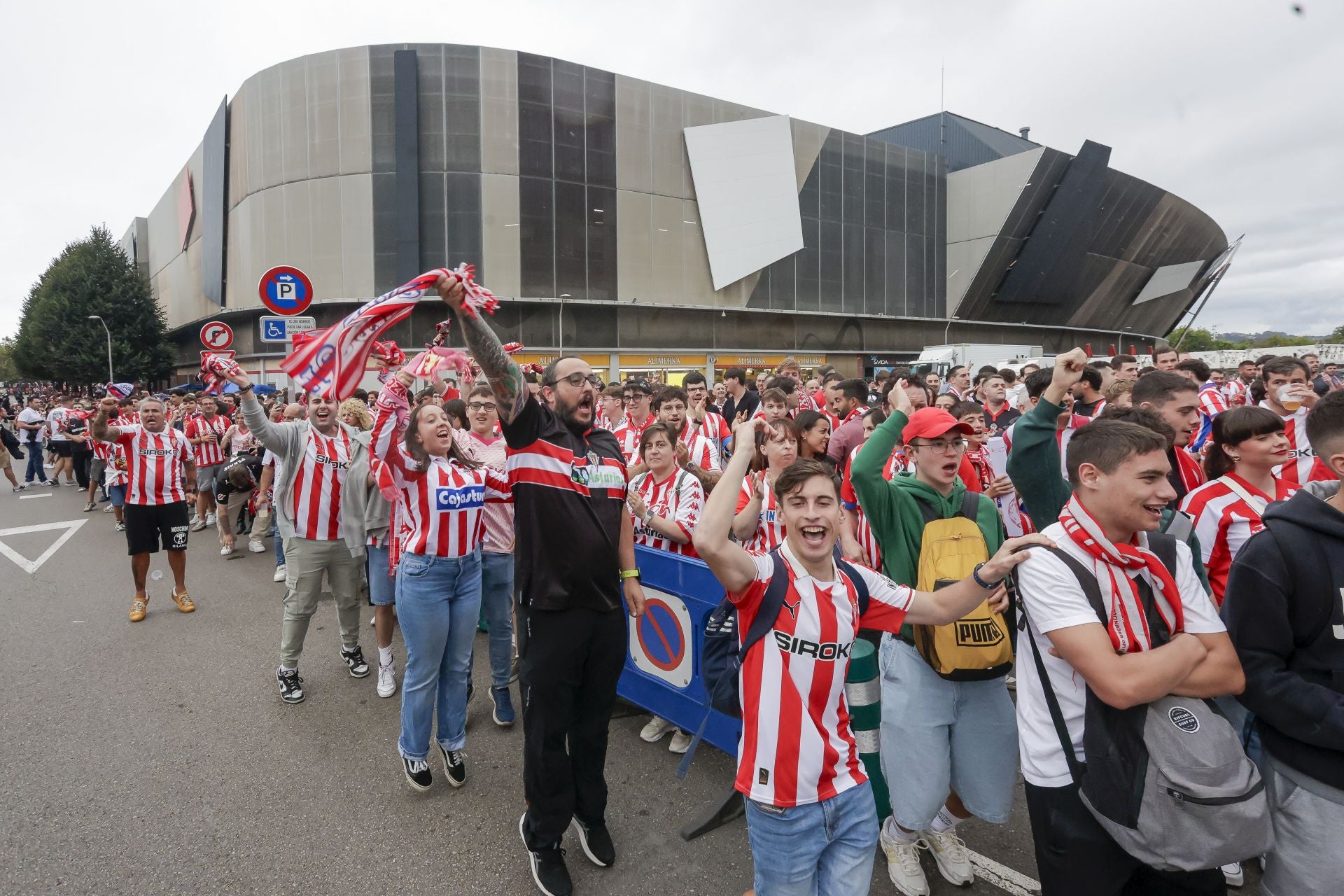 Espectacular recibimiento al bus del Sporting en El Molinón