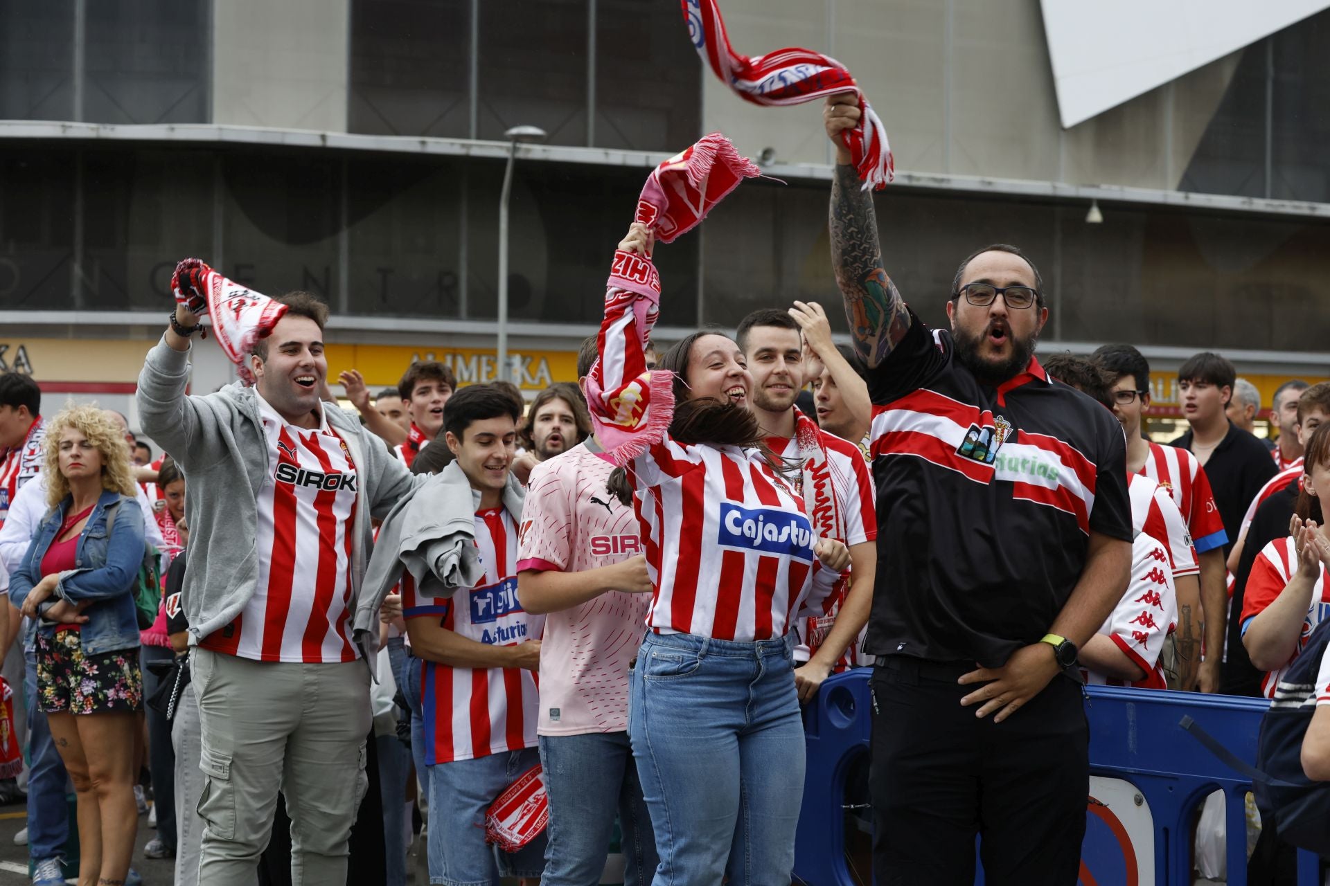 Espectacular recibimiento al bus del Sporting en El Molinón