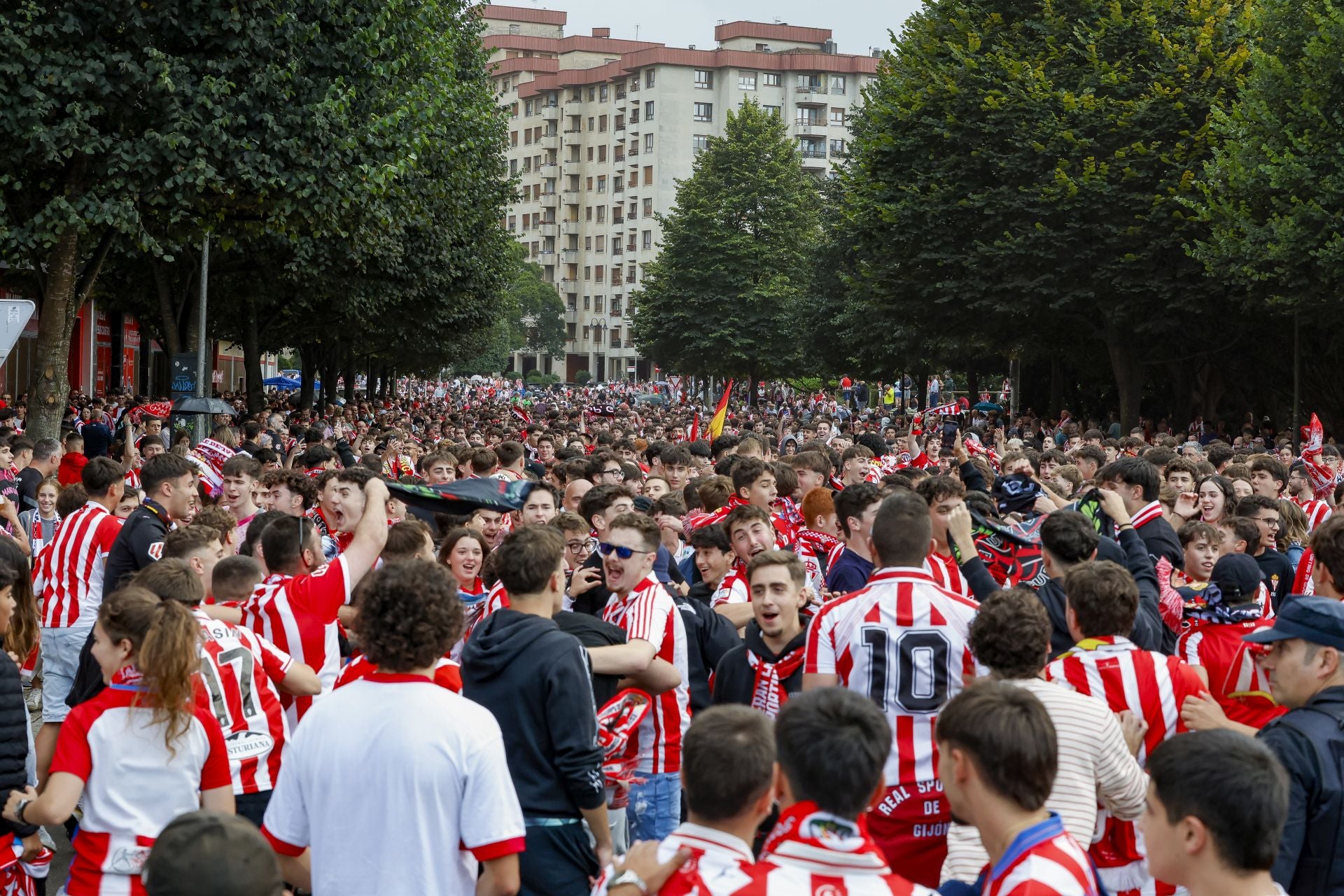 Espectacular recibimiento al bus del Sporting en El Molinón