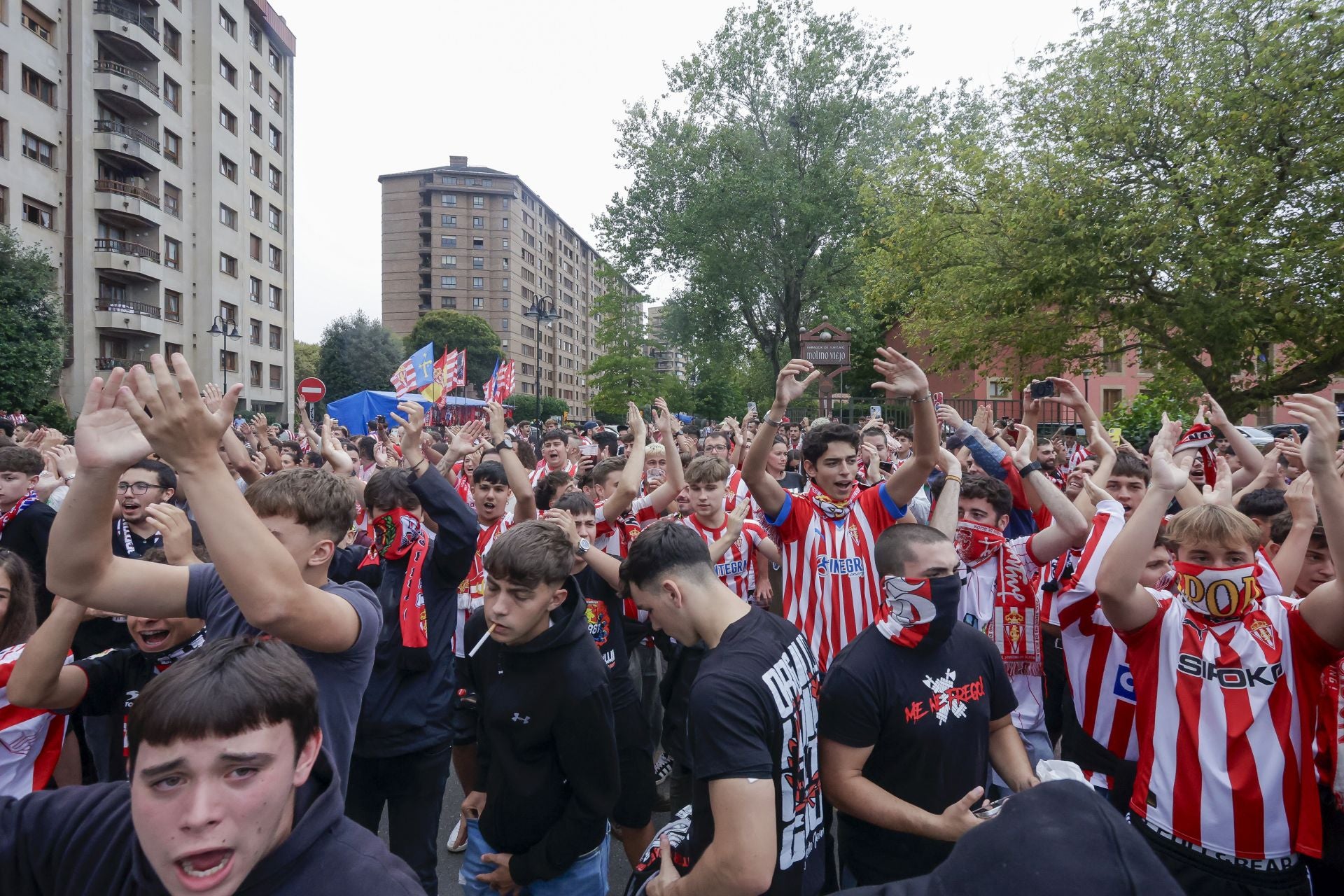Espectacular recibimiento al bus del Sporting en El Molinón