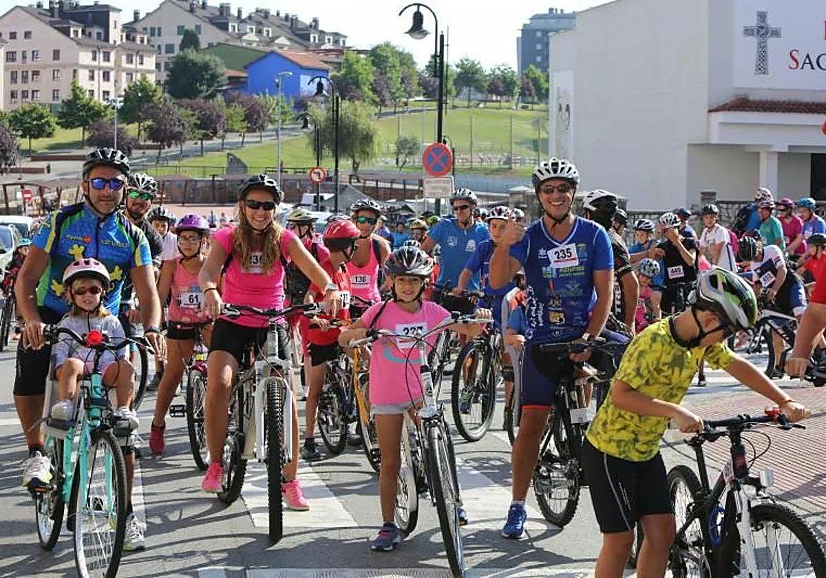 Participantes en una edición anterior de la marcha cicloturista de Corvera.
