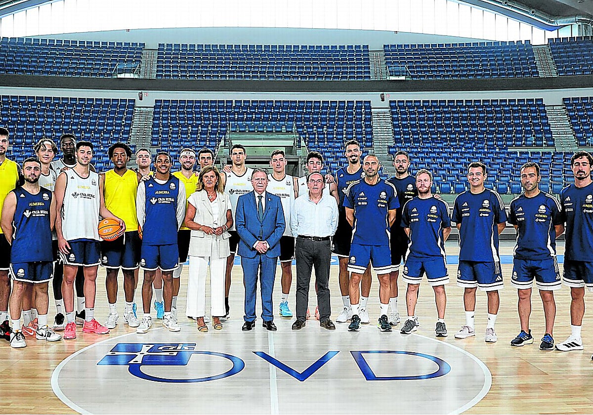 La plantilla del Oviedo Club Baloncesto con Alfredo Canteli, en el centro, flanqueado por Concepción Méndez y Fernando Villabella, en el Palacio de Deportes.