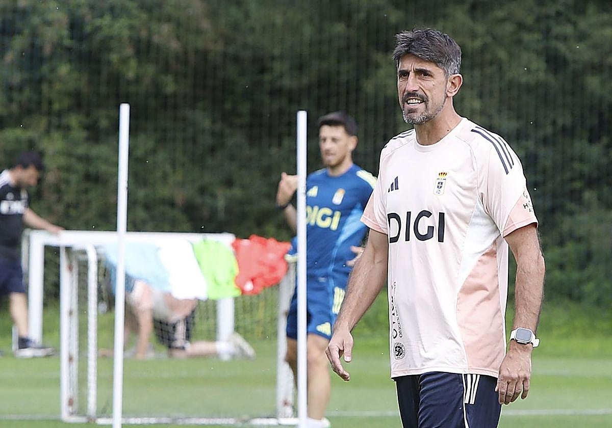 Veljko Paunovic, entrenador del Real Oviedo, durante un entrenamiento.