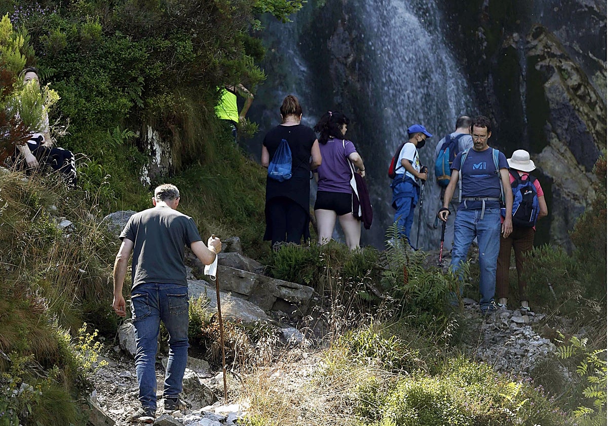 Un grupo de turistas en el Tabayón de Mongayo, en el Parque Natural de Redes.
