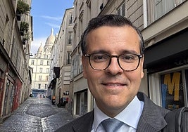 El letrado en Montmartre, donde vive, con el Sacré-Coeur al fondo.